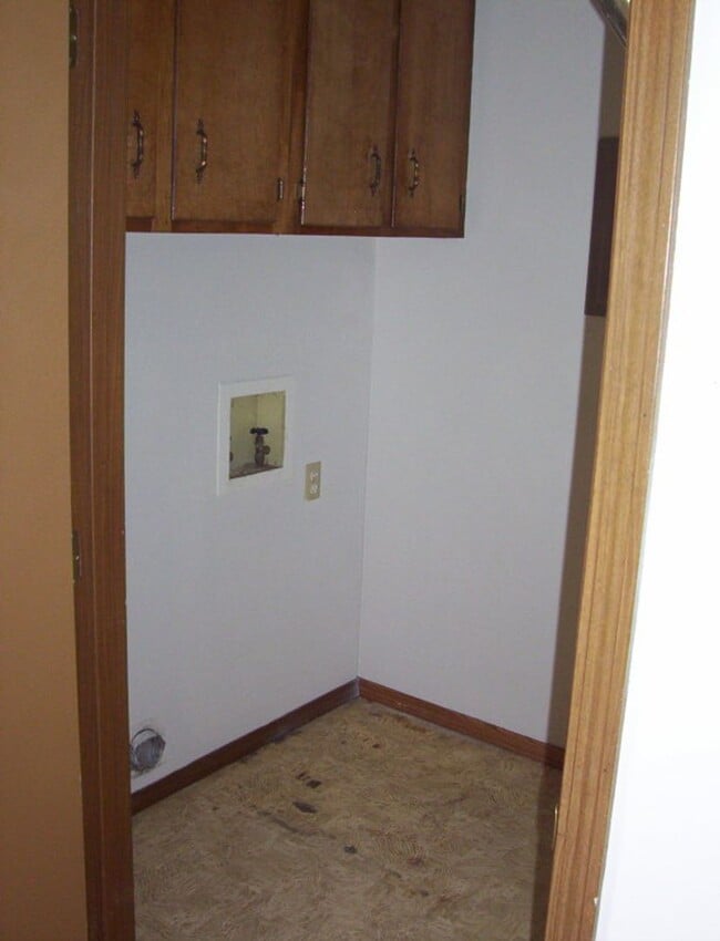 Building Photo - 2 bedroom duplex close to MSU!