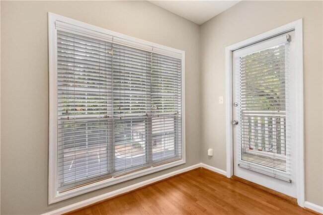 Building Photo - 1250 Parkwood Cir SE