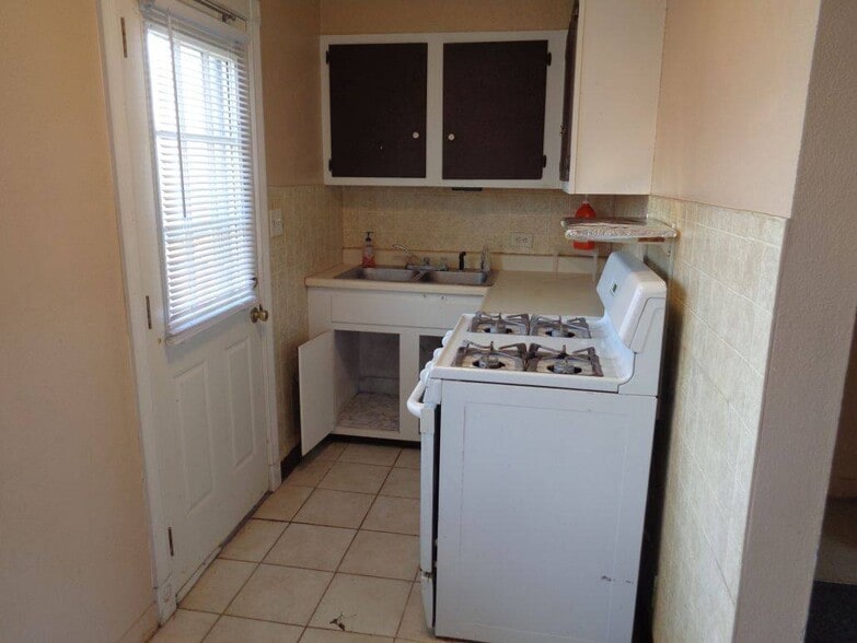 Kitchen - 1927 S Elati St
