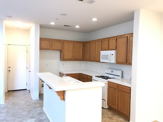 Building Photo - Beautiful 2 Bedrooms,  2.5 Bath Townhome with 2 Car Attached Garage in Ontario