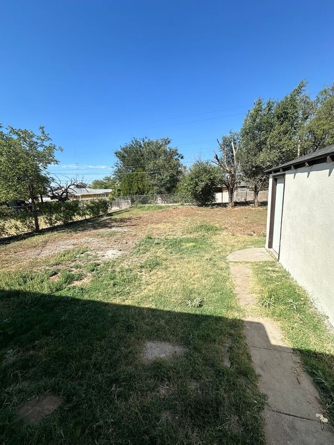 Building Photo - Spacious 3 Bed Home! Convenient Location! HUD Okay!