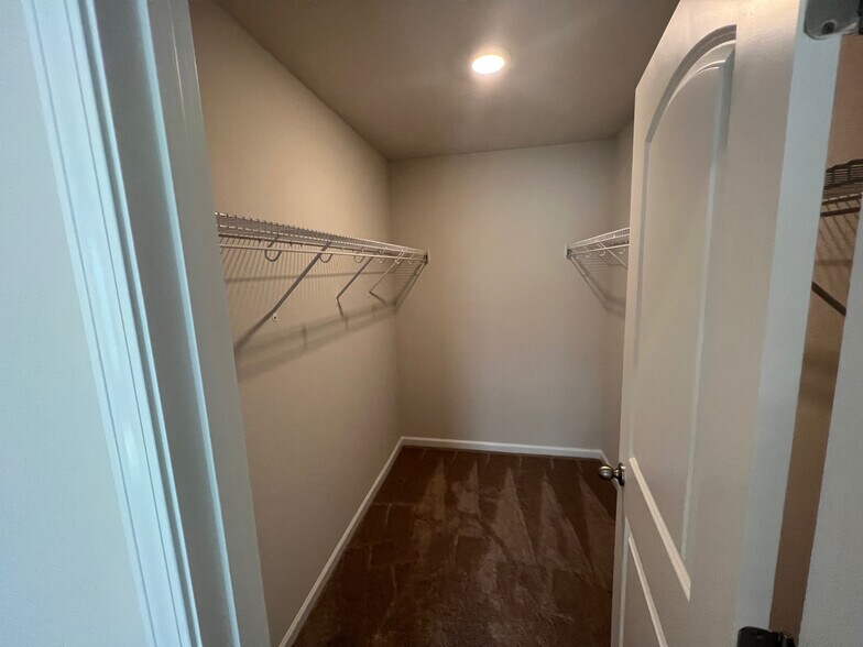 Building Photo - Room in House on Turning Lake Drive