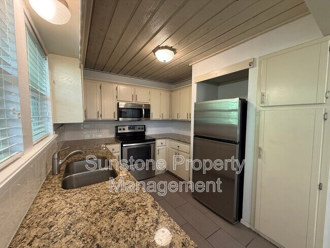 Building Photo - 5117 S Lions Ave