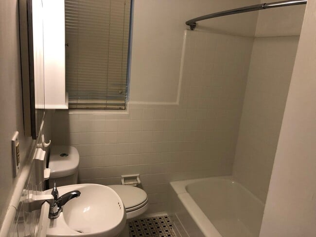Building Photo - Great Emory Area Rental