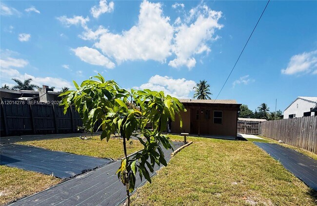 Building Photo - 2318 Dewey St