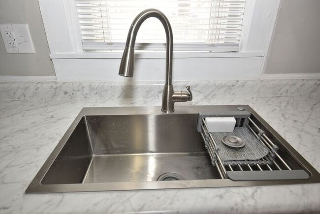 Building Photo - Near local Universities and Entertainment 4 bedroom 2 story Single Family Home