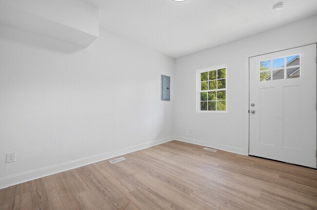 Building Photo - NEWLY REMODELED 4 BEDROOM COLONIAL HOME FOR RENT IN SUFFOLK!