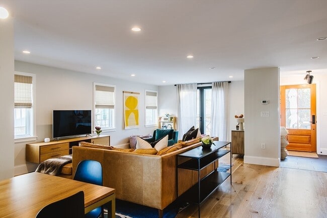 Building Photo - 10 Ware St