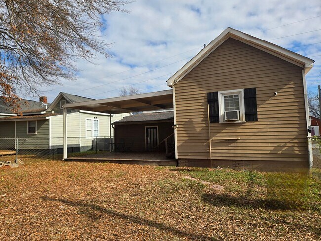 Building Photo - FOR RENT centrally located and convenient to Downtown! Available NOW!