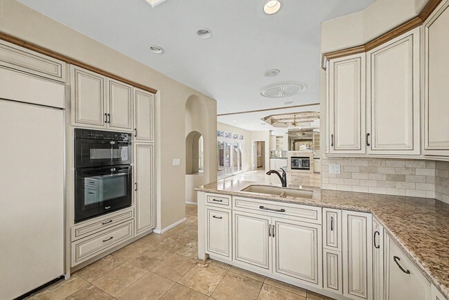 Building Photo - 8407 E Del Camino Dr