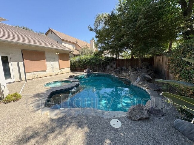 Building Photo - 2511 S Peppertree St