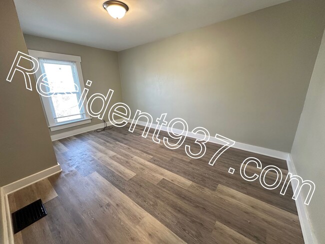 Building Photo - Spacious updated 3 bed 1 bath