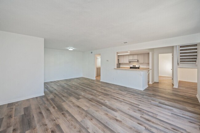 Building Photo - Spacious townhouse with large 2nd floor covered patio!