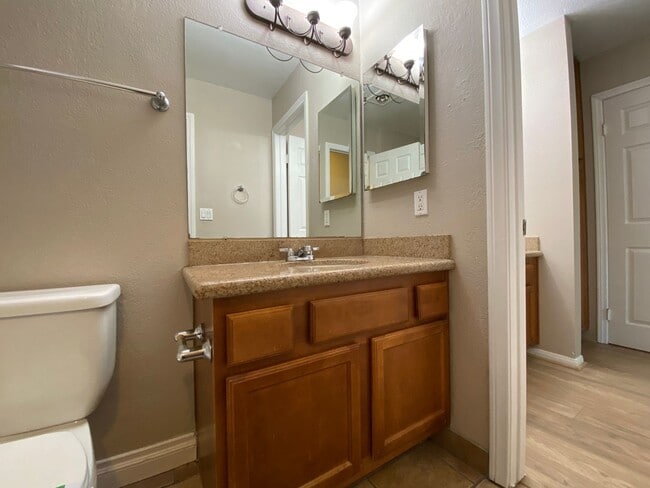 Building Photo - 2 Bedroom Condo in Arbor Hills Gated Community