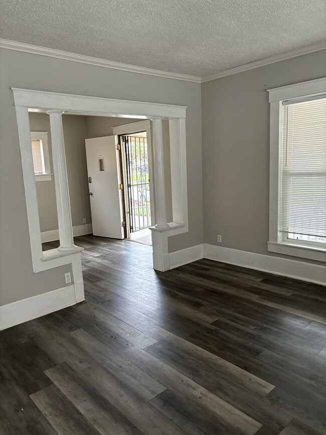 Building Photo - 300 N 16 St