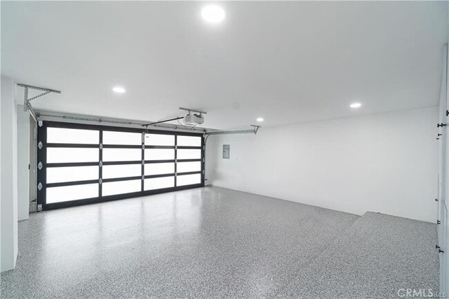 Building Photo - 8566 Hollywood Blvd