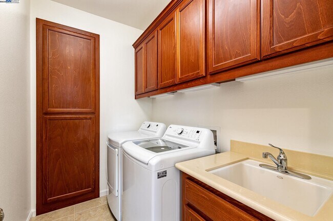 Building Photo - 2131 Chamomile Ct