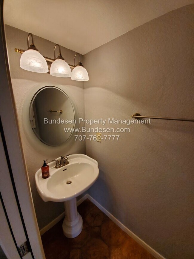 Building Photo - Beautiful 4 Bedroom Home with Pool – Easts...