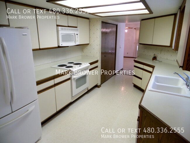 Building Photo - 2175 E Loma Vista Dr