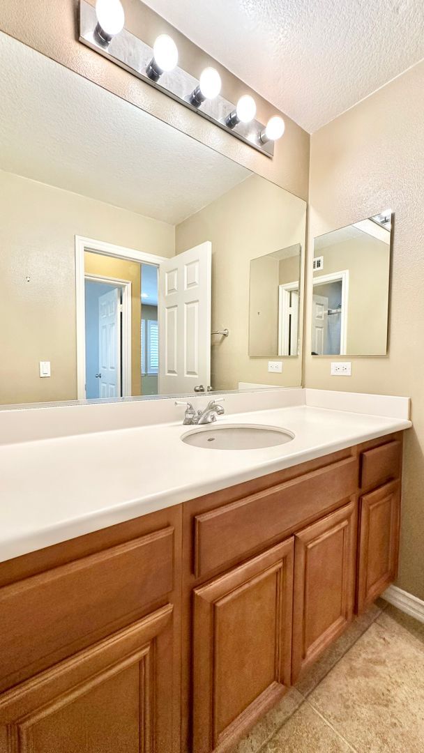 Building Photo - Wonderful Executive Style Two-Story Home i...
