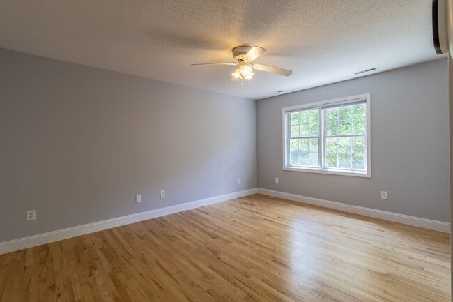 Building Photo - Charming Country Colonial on Cul-de-Sac, 4...