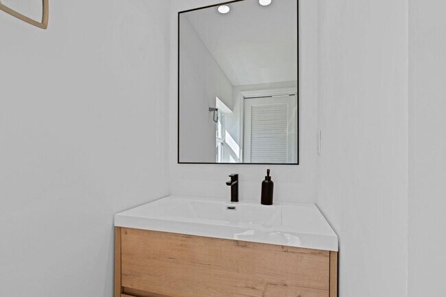 Building Photo - 212 SE 1st Ave