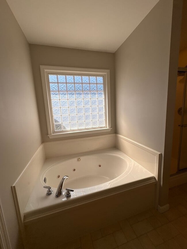 Building Photo - Spacious 3 Bedroom Home In Manchester...