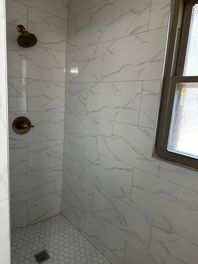 Large walk in shower - 4714 29th St