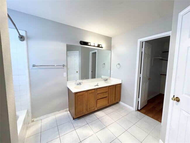 Building Photo - 209 N Kings Canyon Dr