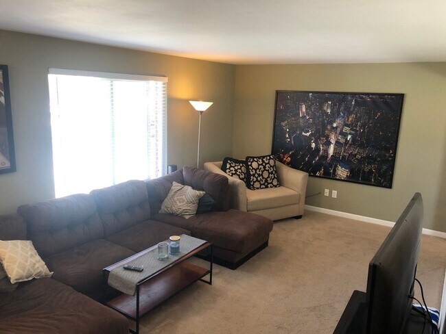 Building Photo - $0 DEPOSIT OPTION. SPACIOUS TRI-LEVEL HOME...
