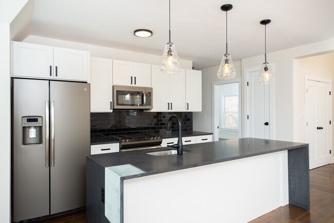 Building Photo - Enormous 5 Bedroom 2 Bath @ Mission Hill