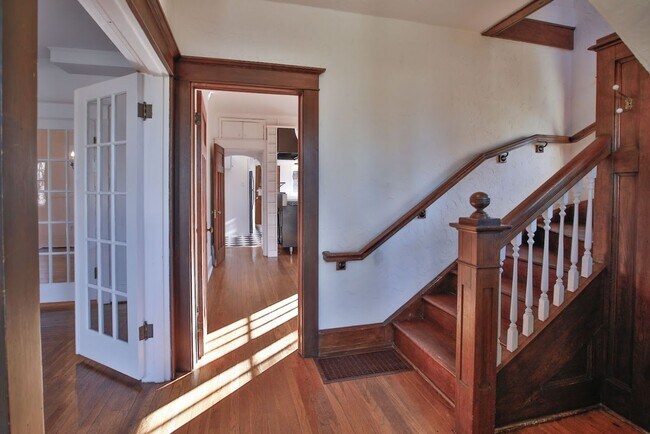 Building Photo - Gorgeous Vintage Home in Downtown Langley with Detached Guest Studio!!