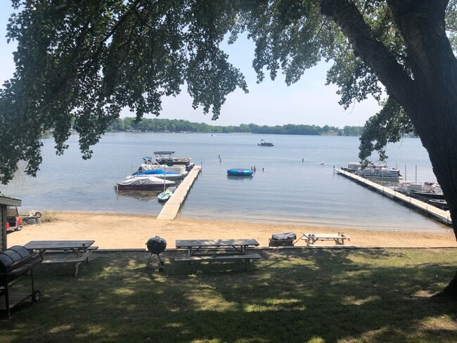 Building Photo - Beautiful Home next to Paddock Lake (3BR/1...