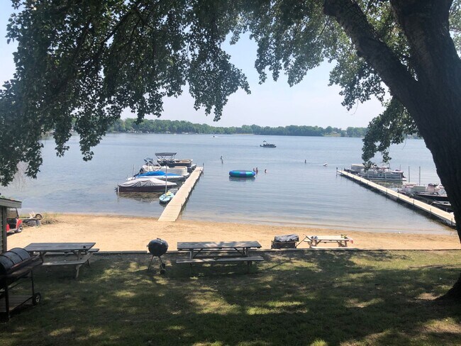 Building Photo - Beautiful Home next to Paddock Lake (3BR/1.5BA)