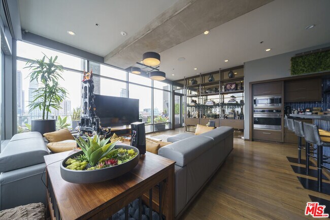 Building Photo - 1100 S Hope St