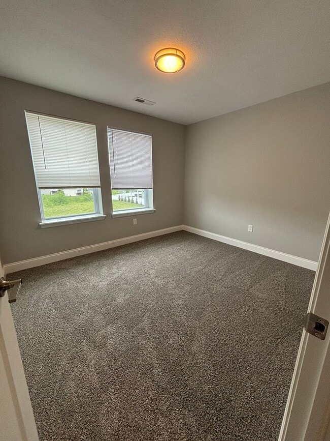 Building Photo - Beautiful Townhome in Washington! - 3 Bedroom