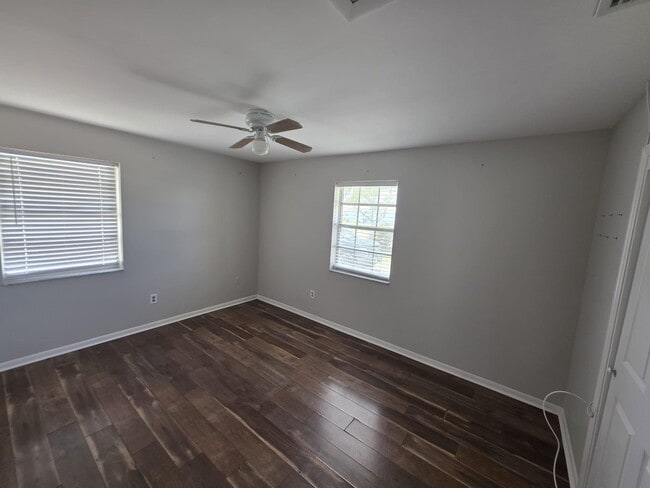 Building Photo - 978 Sumter Rd W