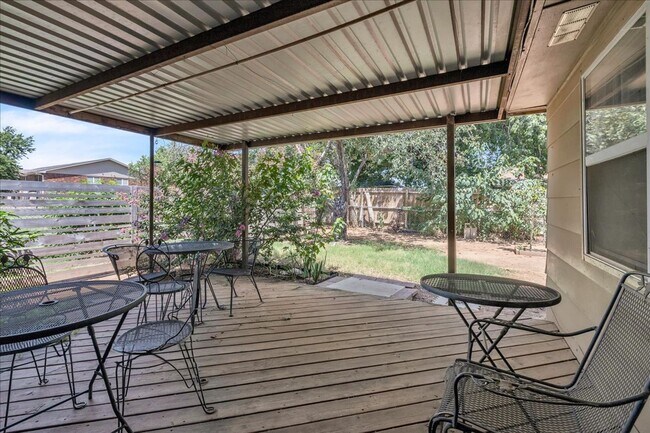 Building Photo - 3 bed, 2 bath, 2 livings