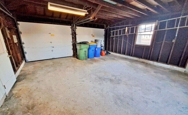 Building Photo - 3 Bed / 1-1/2 Bath Single Family Home w/ 2-Car Garage