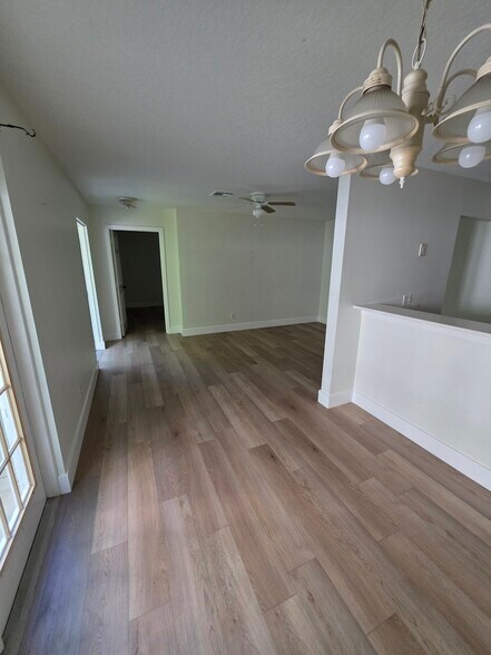 Building Photo - 512 13th Pl