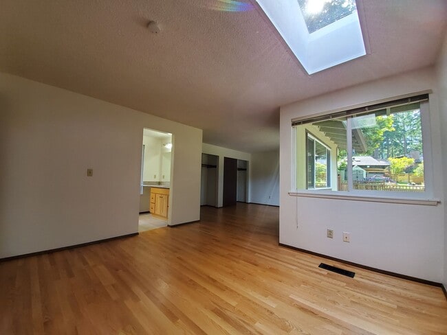 Building Photo - Prime Redmond Rambler 3 Bed/Large Yard