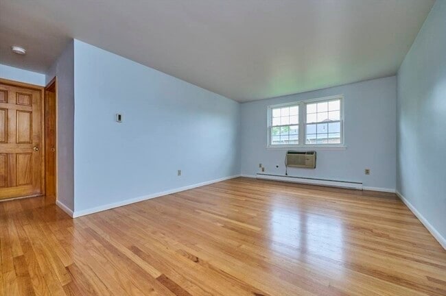 Building Photo - 3 Colonial Village Dr