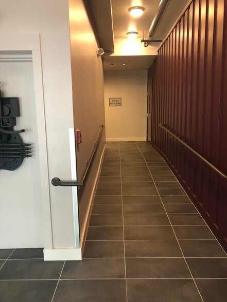 Building Photo - 2125 Southend Dr