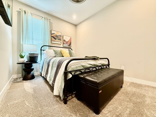 Building Photo - Central, luxury townhome in the heart of L...