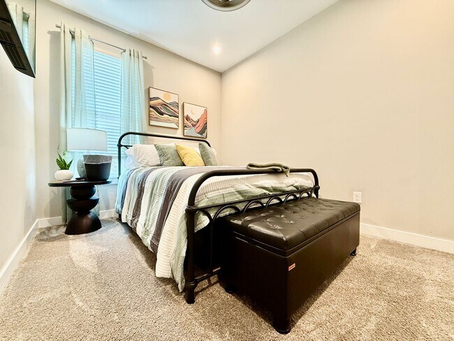 Building Photo - Central, luxury townhome in the heart of Liberty