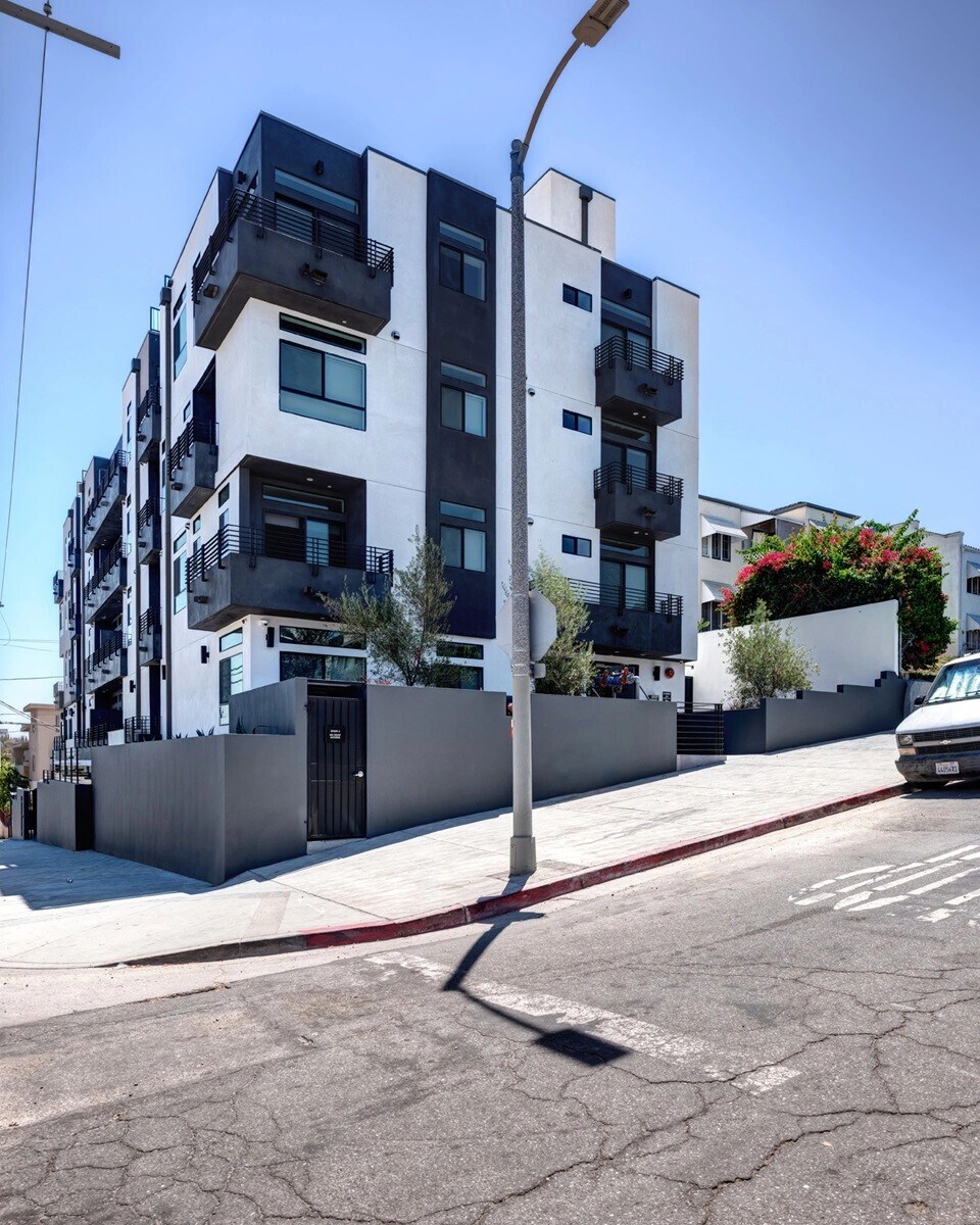 Building Photo - 338 N Mariposa Ave
