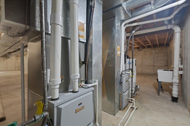 Building Photo - 1055 Knollwood Ln