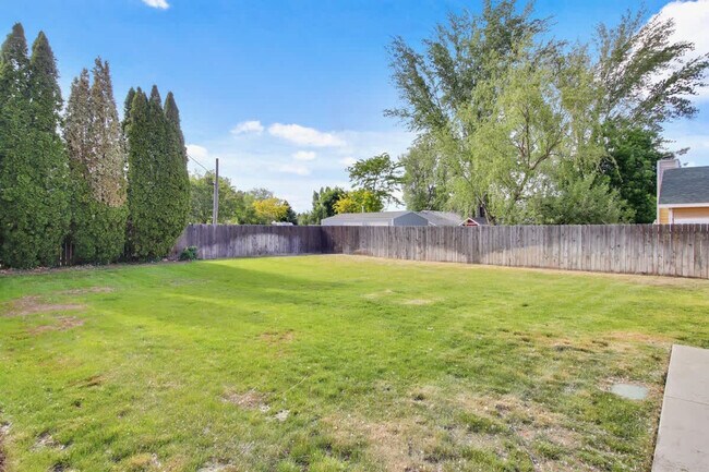 Building Photo - 925 N Stonehenge Way