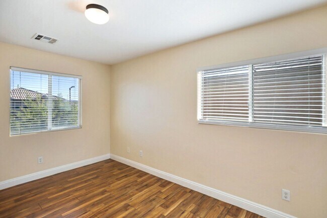 Building Photo - 3 Bed and Loft Summerlin Beauty