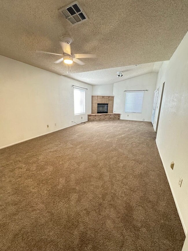 Building Photo - Spacious East Palmdale Home